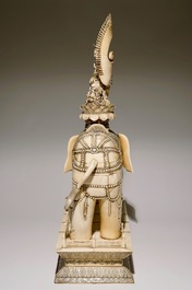 Une paire de grands groupes de Guanyin assise sur un &eacute;l&eacute;phant en ivoire sculpt&eacute;, 19&egrave;me