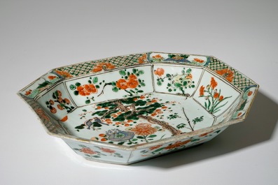 Un plat profond hexagonal en porcelaine de Chine famille verte, Kangxi