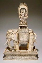 Een uitzonderlijk groot paar ivoren figuren van Guanyin op een olifant, 19e eeuw