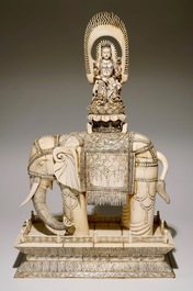 Une paire de grands groupes de Guanyin assise sur un &eacute;l&eacute;phant en ivoire sculpt&eacute;, 19&egrave;me