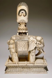 Une paire de grands groupes de Guanyin assise sur un &eacute;l&eacute;phant en ivoire sculpt&eacute;, 19&egrave;me