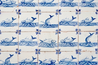 Un lot de 47 carreaux en fa&iuml;ence de Delft bleu et blanc aux monstres marins, ateliers de Pulinckx, Bruges, 18&egrave;me