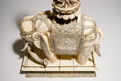 Une paire de grands groupes de Guanyin assise sur un &eacute;l&eacute;phant en ivoire sculpt&eacute;, 19&egrave;me