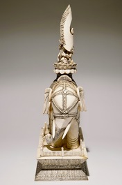 Une paire de grands groupes de Guanyin assise sur un &eacute;l&eacute;phant en ivoire sculpt&eacute;, 19&egrave;me