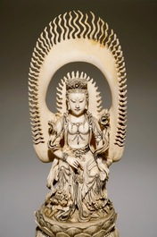 Une paire de grands groupes de Guanyin assise sur un &eacute;l&eacute;phant en ivoire sculpt&eacute;, 19&egrave;me