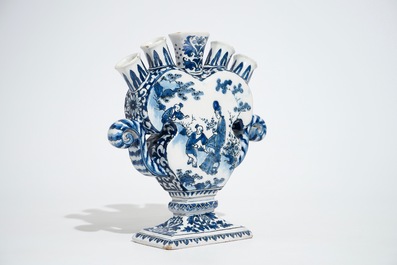 Une tulipi&egrave;re en fa&iuml;ence de Delft bleu et blanc &agrave; d&eacute;cor chinoiserie, fin du 17&egrave;me