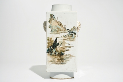 Un vase carr&eacute; aux paysages en porcelaine de Chine qianjiang cai, 20&egrave;me