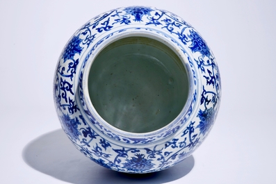 Un vase en porcelaine de Chine bleu et blanc aux rinceaux de lotus, Ming, Wanli