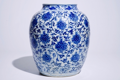 Een Chinese blauw-witte vaas met lotusdecor, Ming, Wanli