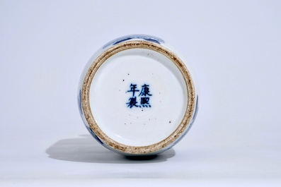 Een Chinese blauw-witte rouleau vaas met &quot;Wu Shuang Pu&quot; decor, 19/20e eeuw