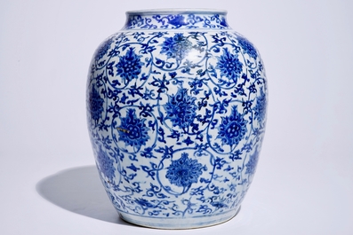 Un vase en porcelaine de Chine bleu et blanc aux rinceaux de lotus, Ming, Wanli