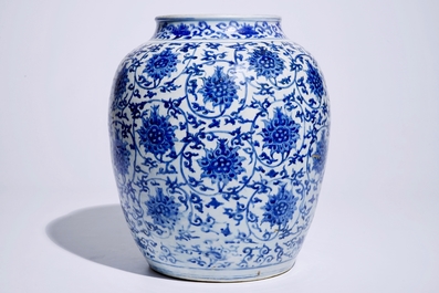 Un vase en porcelaine de Chine bleu et blanc aux rinceaux de lotus, Ming, Wanli