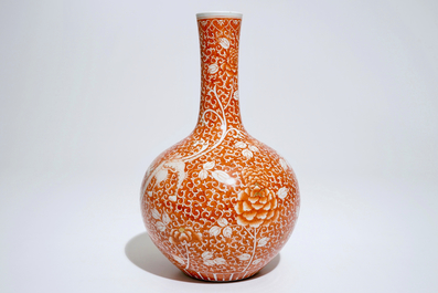 Un vase bouteille aux ph&eacute;nix en porcelaine de Chine en rouge de fer et dor&eacute;, 19/20&egrave;me