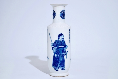 Een Chinese blauw-witte rouleau vaas met &quot;Wu Shuang Pu&quot; decor, 19/20e eeuw