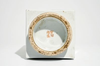 Een Chinese vierkante vaas met qianjiang cai landschapsdecor, 20e eeuw