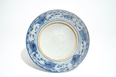Een Chinees blauw-wit bord met ornamentdecor, Ming, Hongzhi