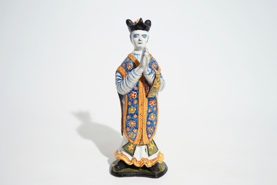 Een grote polychrome Delftse figuur van een priester, 18e eeuw