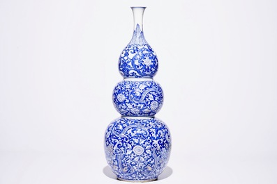 Un grand vase triple gourde en porcelaine de Chine bleu et blanc, Kangxi