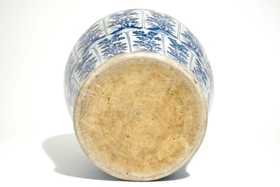 Een grote Chinese blauw-witte balustervormige vaas met floraal decor, Kangxi