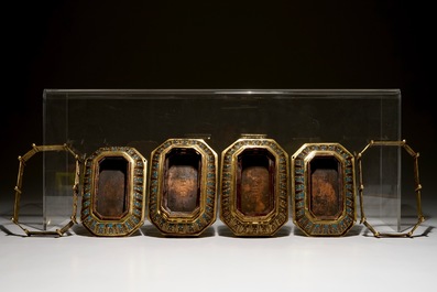 Une paire d'&eacute;l&eacute;phants sur socles en cloisonn&eacute; et bronze dor&eacute;, Chine, 19&egrave;me