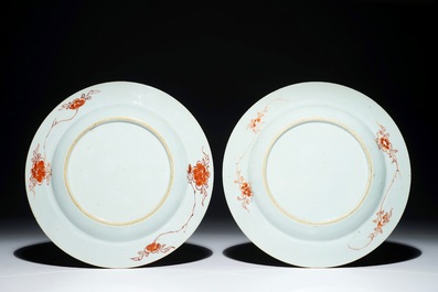 Une paire d'assiettes en porcelaine de Chine &agrave; d&eacute;cor &quot;Pompadour&quot;, vers 1745
