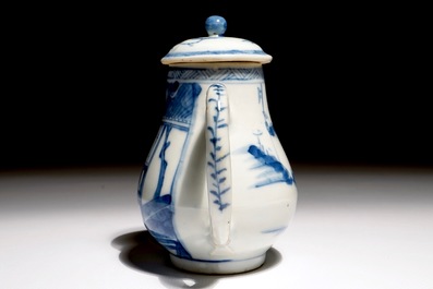 Une th&eacute;i&egrave;re en porcelaine de Chine bleu et blanc &agrave; d&eacute;cor de personnages, Yongzheng