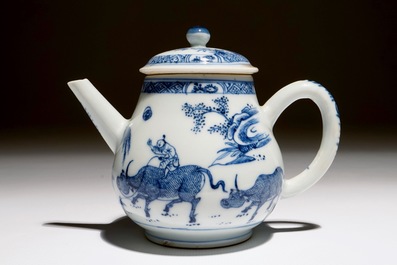 Een Chinese blauw-witte theepot met kinderen op karbouwen, Yongzheng