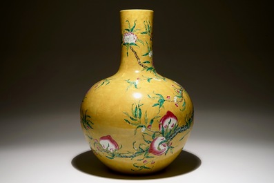 A Chinese famille rose tianqiuping bottle vase with 9 peaches design on a dark yellow ground, 19/20th C.