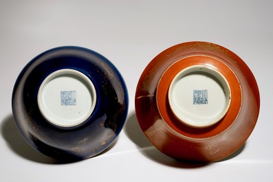Deux bols en porcelaine de Chine &agrave; d&eacute;cor dor&eacute; sur fond bleu poudre et rouge de corail, 18/19&egrave;me