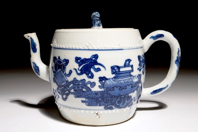 A Chinese blue and white teapot, Kangxi
