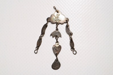 Une statuette de Tara en bronze et une Guanyin en bois dor&eacute;, 19&egrave;me