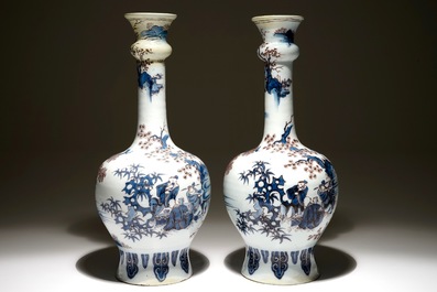 Une paire de grands vases en fa&iuml;ence de Delft en bleu et mangan&egrave;se &agrave; d&eacute;cor de chinoiserie, 17&egrave;me