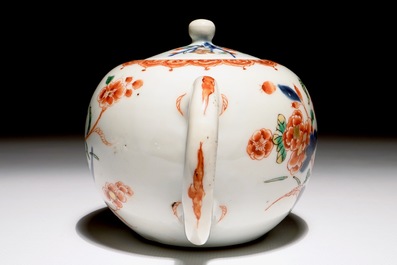 Une th&eacute;i&egrave;re en porcelaine de Chine verte-imari &agrave; d&eacute;cor floral, Kangxi