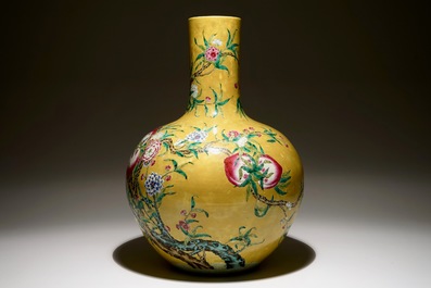Un vase en porcelaine de Chine famille rose sur fond jaune fonc&eacute; &agrave; d&eacute;cor de 9 p&ecirc;ches, 19/20&egrave;me