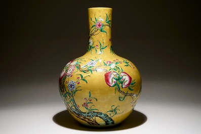 A Chinese famille rose tianqiuping bottle vase with 9 peaches design on a dark yellow ground, 19/20th C.