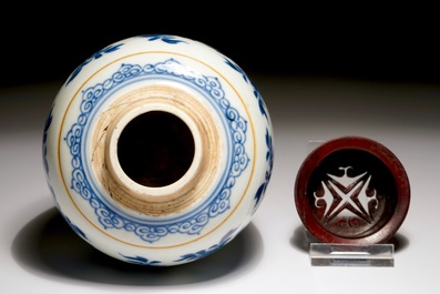 Un pot &agrave; gingembre en porcelaine de Chine bleu et blanc &agrave; couvercle en bois, Kangxi