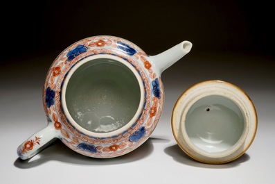 Une th&eacute;i&egrave;re en porcelaine de Chine verte-imari aux r&eacute;serves en forme ruyi, Kangxi