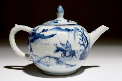 Een Chinese blauw-witte theepot met een wijze op een ezel, Kangxi