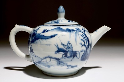 Une th&eacute;i&egrave;re en porcelaine de Chine bleu et blanc &agrave; d&eacute;cor d'un sage, Kangxi