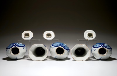 Une garniture de cinq vases en fa&iuml;ence de Delft bleu et blanc, 19&egrave;me