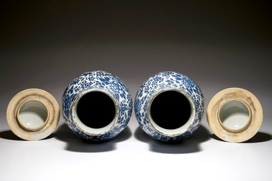 Une paire de vases et couvercles en porcelaine de Chine bleu et blanc, 19&egrave;me