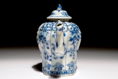 Une th&eacute;i&egrave;re en porcelaine de Chine bleu et blanc au ph&eacute;nix, Kangxi