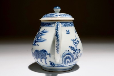 Een Chinese blauw-witte theepot met kinderen op karbouwen, Yongzheng