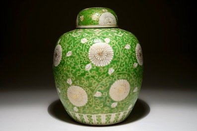 A Chinese lime green ground and gilt covered ginger jar, 19/20th C.