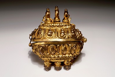 Een verguld bronzen amuletdoosje met gekleurd glas ingelegd, India, 18e eeuw