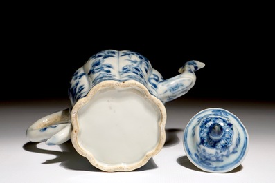 Une th&eacute;i&egrave;re en porcelaine de Chine bleu et blanc au ph&eacute;nix, Kangxi