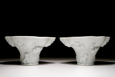 Een paar blanc de Chine libation cups met reli&euml;fdecor, Kangxi