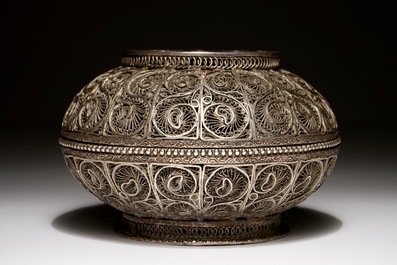 Een Chinese filigrain zilveren dekseldoos, 19e eeuw