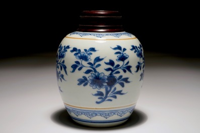 Un pot &agrave; gingembre en porcelaine de Chine bleu et blanc &agrave; couvercle en bois, Kangxi