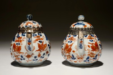 Een fraai paar Chinese Imari-stijl theepotten met deksels en zilveren montuur, Kangxi